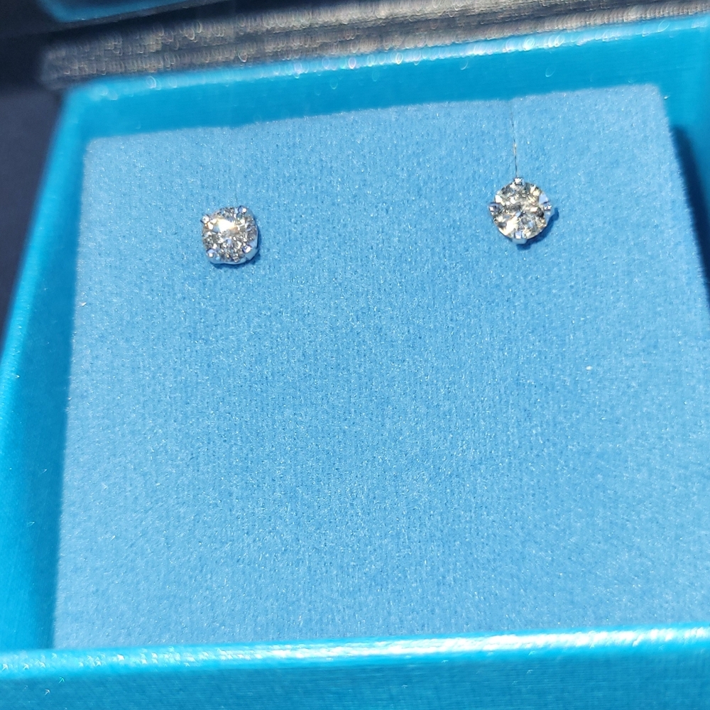 Elegant 14k White Gold 1/3 Ctw Stud Earrings
